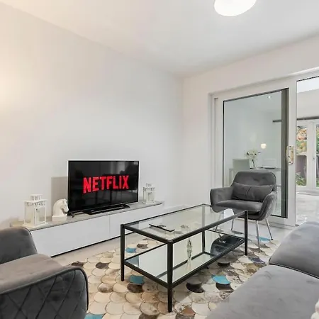 Amazing 3 Bed In Kent, Sleeps 6, Parking, Netflix *