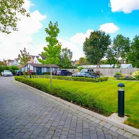 172 - 174 Wood Lane - Ground Floor Two Bedroom With Garden * 豪士罗