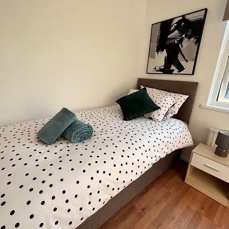 Apartment Abbey Wood Serviced 3brh Free Wi-fi Parking Tea And Coffee Belvedere