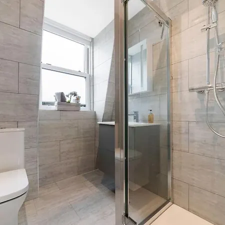 Stunning Double Within A Loft Space לונדון