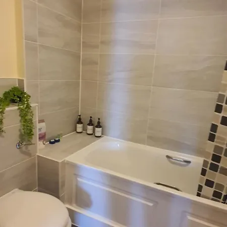 Double Room&private Bath Near The Square Mile Homestay