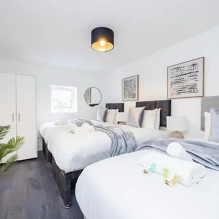 Apartment Block Of In ,long , Weekly & Monthly Offers , Contractors , Relocations , Leisure & Family *