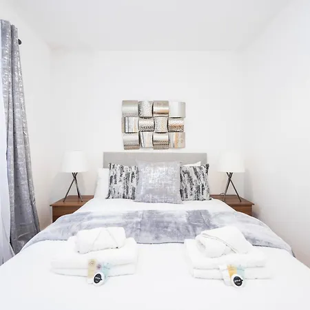Apartment Block Of In ,long , Weekly & Monthly Offers , Contractors , Relocations , Leisure & Family *