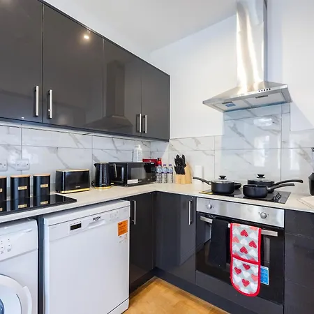 Block Of In ,long , Weekly & Monthly Offers , Contractors , Relocations , Leisure & Family * Croydon