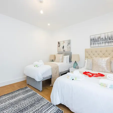 Apartment Block Of In ,long , Weekly & Monthly Offers , Contractors , Relocations , Leisure & Family *