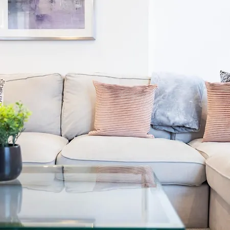 Block Of In ,long , Weekly & Monthly Offers , Contractors , Relocations , Leisure & Family Croydon