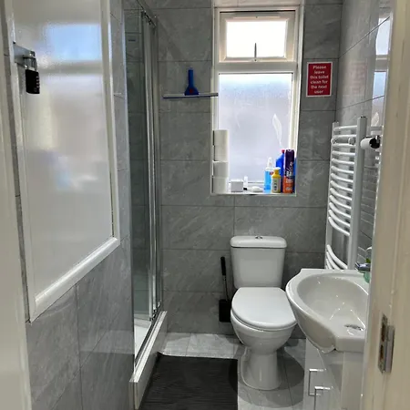 4th Flat With Private Own Bathroom A Luxury Family Setup And Furnished With Double Bed A Double Futon-sofa Bed A Single Futon Bed A Baby Cot And Garden And Free Parking *