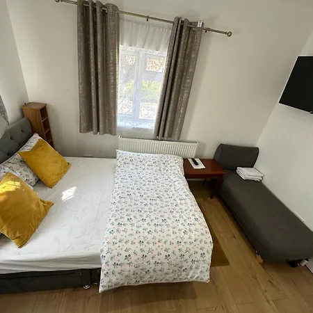 4th Flat With Private Own Bathroom A Luxury Family Setup And Furnished With Double Bed A Double Futon-sofa Bed A Single Futon Bed A Baby Cot And Garden And Free Parking *