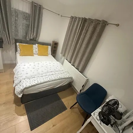 4th Flat With Private Own Bathroom A Luxury Family Setup And Furnished With Double Bed A Double Futon-sofa Bed A Single Futon Bed A Baby Cot And Garden And Free Parking * London