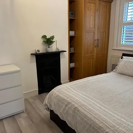 Earlsfield Near Wimbledon, Clapham, Waterloo London