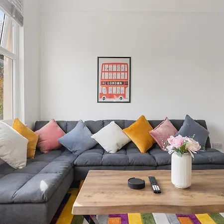 The Turnpike - Free Parking Apartment