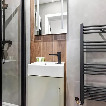 Hip & Happening 4br Urban Gem For Large Groups Harrow