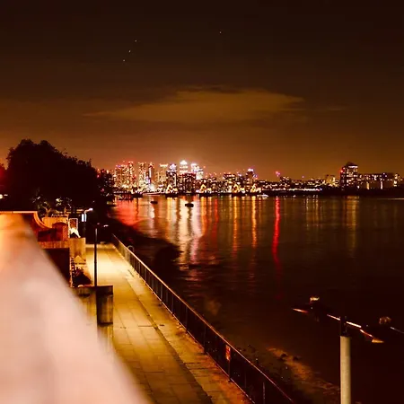 Amazing River View 2 Bedroom Apartment, Sleeps 6 , Balcony And Parking London