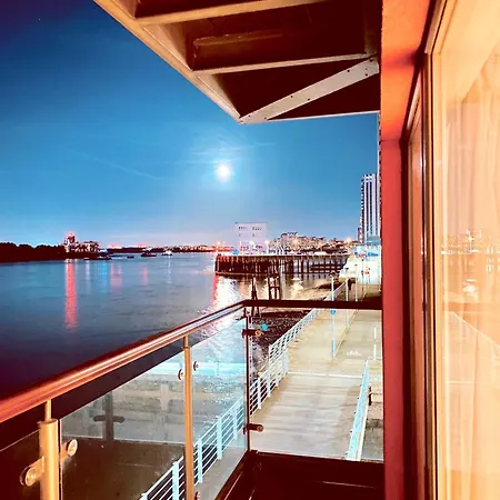 Apartment Amazing River View 2 Bedroom Apartment, Sleeps 6 , Balcony And Parking