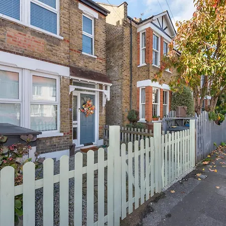 Stunning With Parking And Garden Sleeps 6 Apartment *