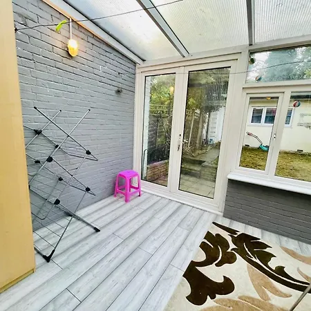 Entire Place,1 Bed Flat, Ground Floor, Garden London