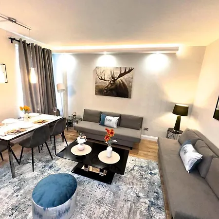 Comfortable Family Near Oxford Street