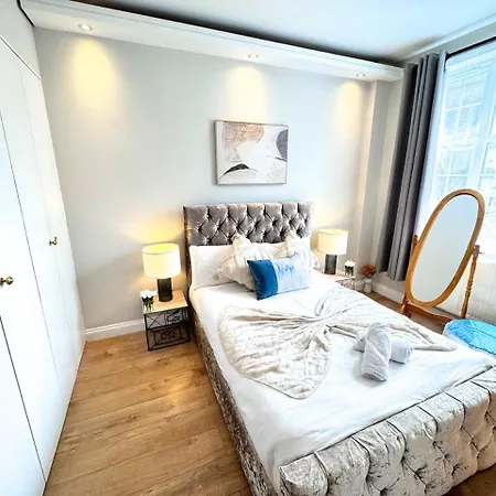 Comfortable Family Near Oxford Street