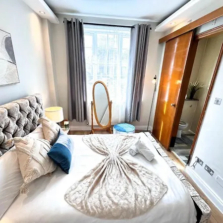 Comfortable Family Near Oxford Street *