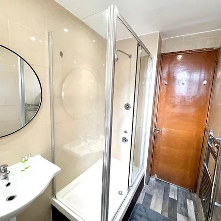 Comfortable Family Near Oxford Street