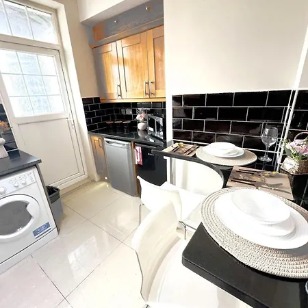 Comfortable Family Near Oxford Street *