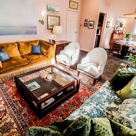 Elegant Flat With Stylish Decor *