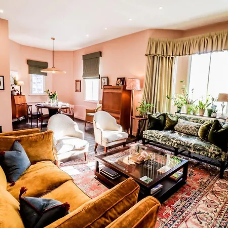 Elegant Flat With Stylish Decor