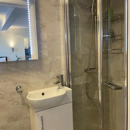 Grays Road - 6 Guest house *