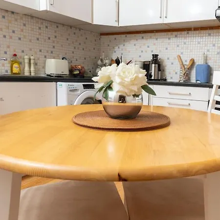 Daire Tranquil 3br In Arnos Grove *