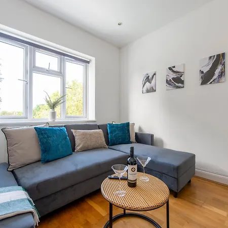 Gem 3 Bath, 2 En-suite Flat With Parking Apartment Ealing