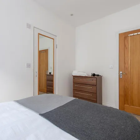 Apartment Gem 3 Bath, 2 En-suite Flat With Parking Ealing
