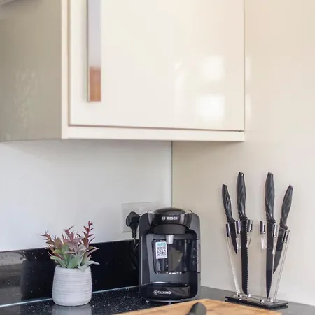 Apartment Gem 3 Bath, 2 En-suite Flat With Parking Ealing