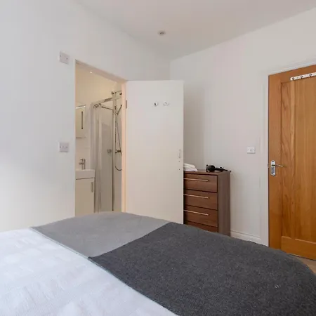 Apartment Gem 3 Bath, 2 En-suite Flat With Parking *