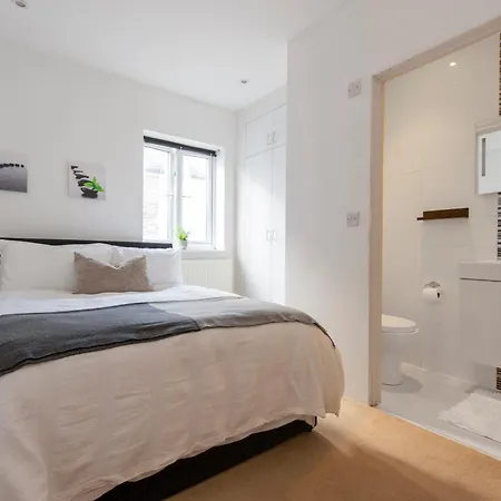 Apartment Gem 3 Bath, 2 En-suite Flat With Parking Ealing