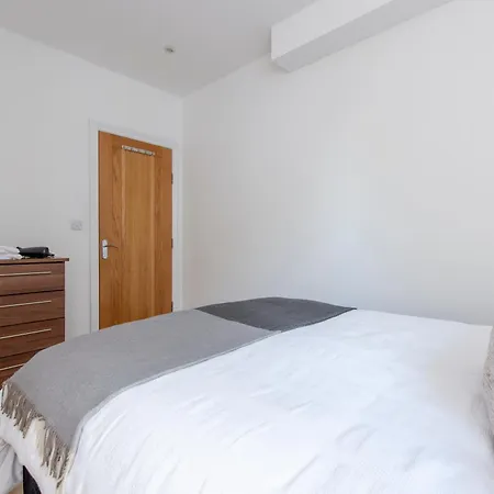 Apartment Gem 3 Bath, 2 En-suite Flat With Parking Ealing