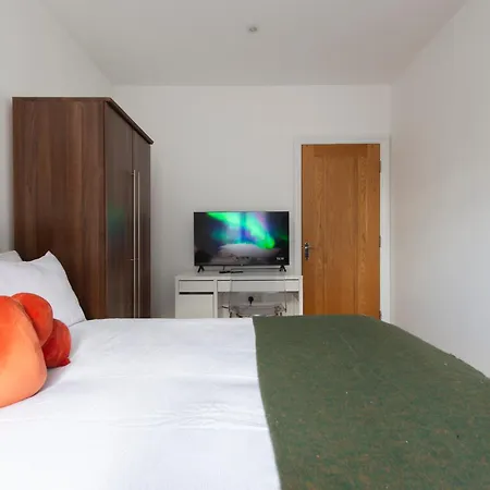 Apartment Gem 3 Bath, 2 En-suite Flat With Parking *