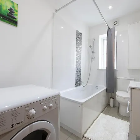 Gem 3 Bath, 2 En-suite Flat With Parking Ealing
