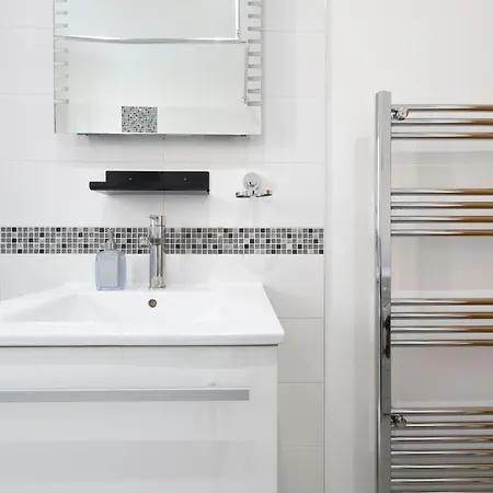 Gem 3 Bath, 2 En-suite Flat With Parking Apartment Ealing