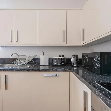 Gem 3 Bath, 2 En-suite Flat With Parking Ealing