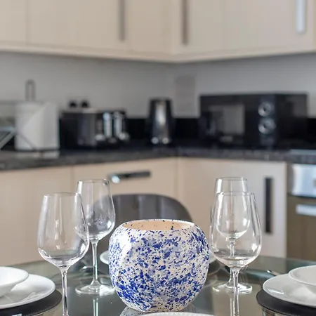 Apartment Gem 3 Bath, 2 En-suite Flat With Parking Ealing