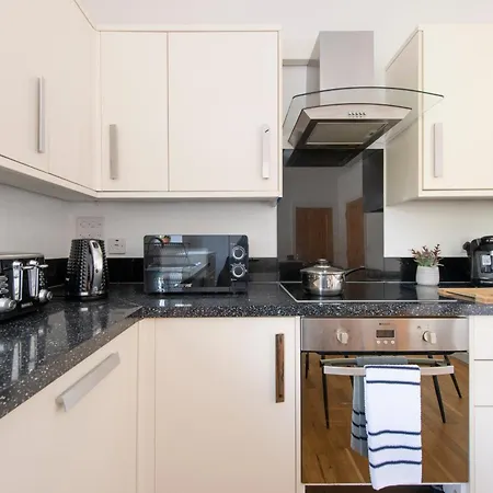 Gem 3 Bath, 2 En-suite Flat With Parking Apartment Stadtteil Ealing
