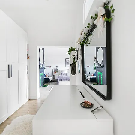 The Vicarage By Hostara Homes, A Luxury 4 Bedroom Designer In Highgate, Perfect For Families And Groups Apartment