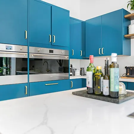 The Vicarage By Hostara Homes, A Luxury 4 Bedroom Designer In Highgate, Perfect For Families And Groups Apartment