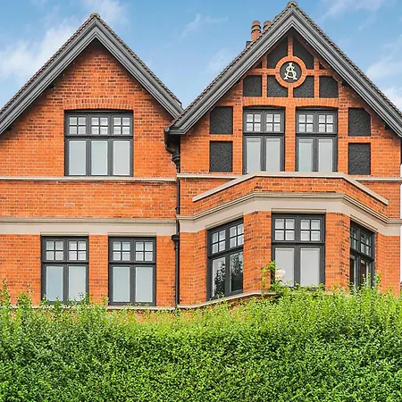 The Vicarage By Hostara Homes, A Luxury 4 Bedroom Designer In Highgate, Perfect For Families And Groups *