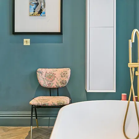 Apartment The Vicarage By Hostara Homes, A Luxury 4 Bedroom Designer In Highgate, Perfect For Families And Groups London