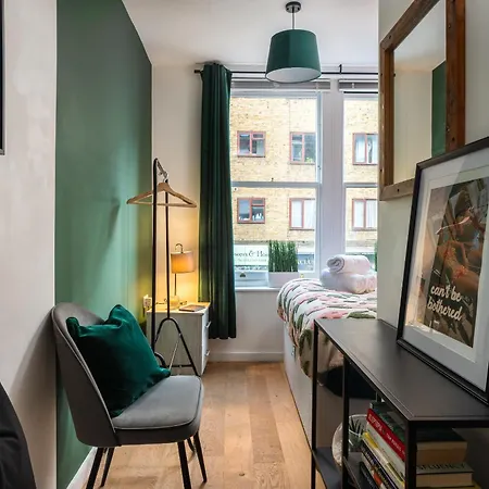 1br Stylish Flat By Hostarahomes, Near Liverpool Street, Prime Location, Sleeps Up To 4 *