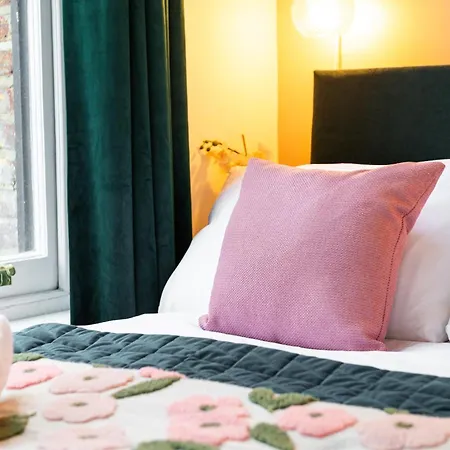 1br Stylish Flat By Hostarahomes, Near Liverpool Street, Prime Location, Sleeps Up To 4 *