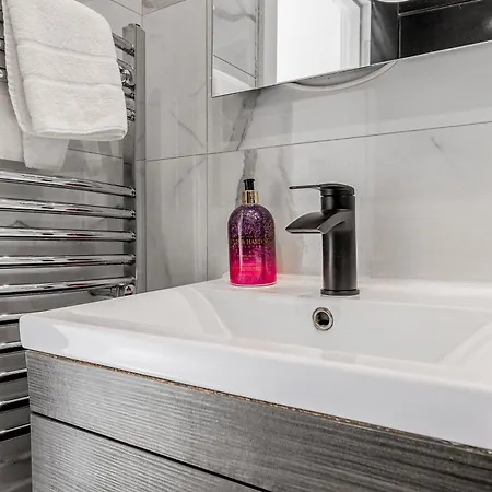 Modern & Bright 1br Flat In Hanwell, Free Parking Apartment *