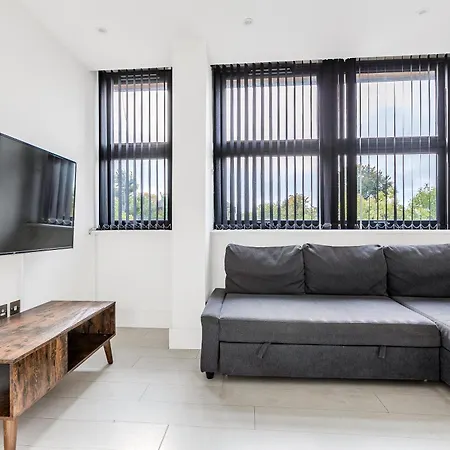 Modern & Bright 1br Flat In Hanwell, Free Parking Apartment