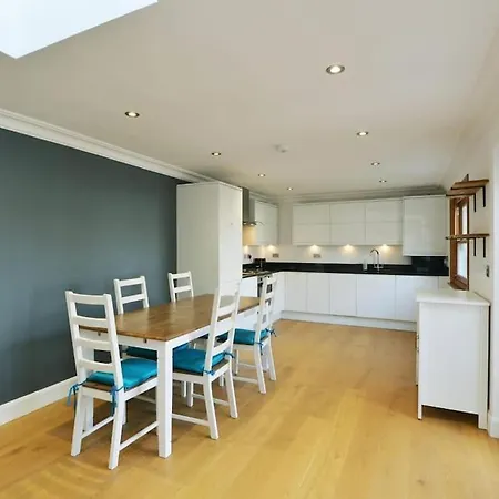 Cosy Flat Of 2 Bed And 2 Toilet *